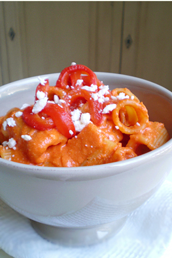 pasta "fluo" con peperoni e feta