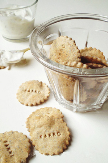 Crackers di farro ai semi di papavero