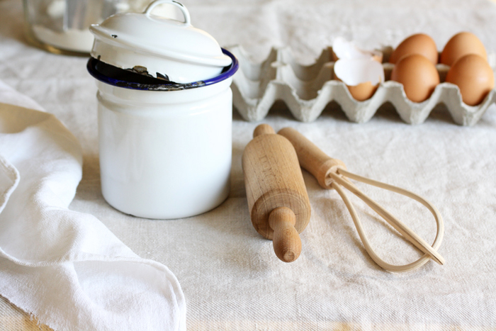 Uova, zucchero, farina e tanti amici di cucina