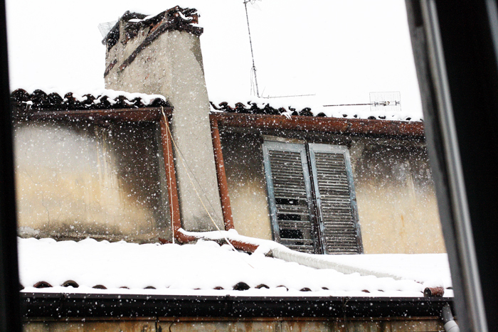 neve sui tetti di città