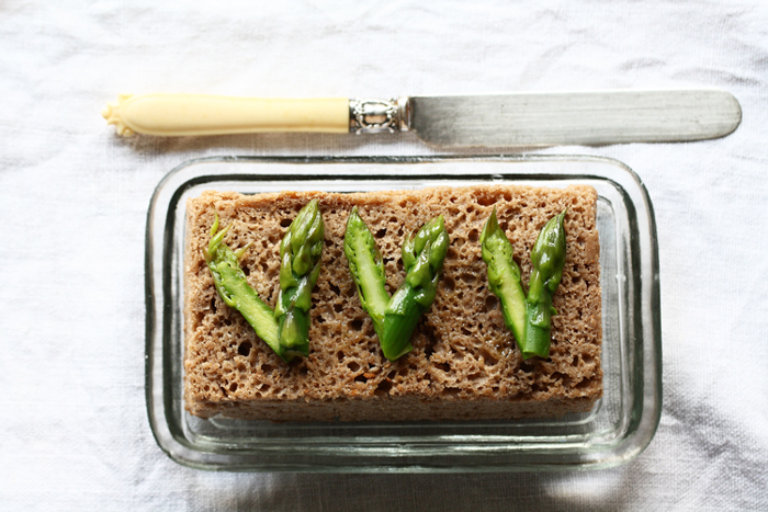 terrina di asparagi, ricotta e pane nero