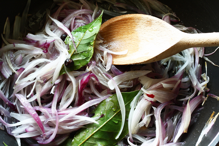 confit di peperoni: scalogni, alloro, ginepro