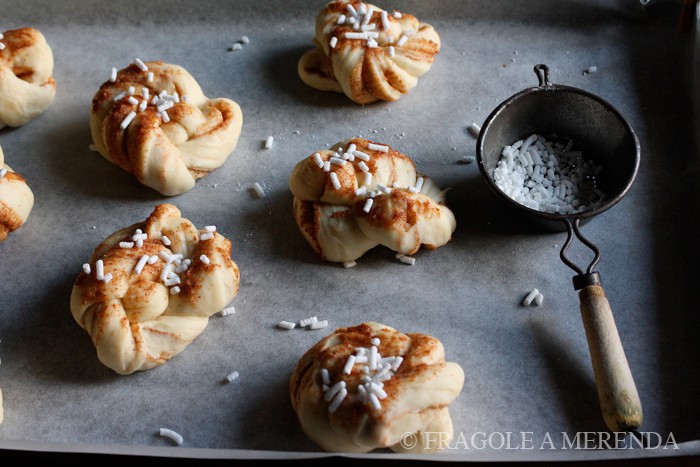 Kanelbullar: brioches svedesi alla cannella per Natale